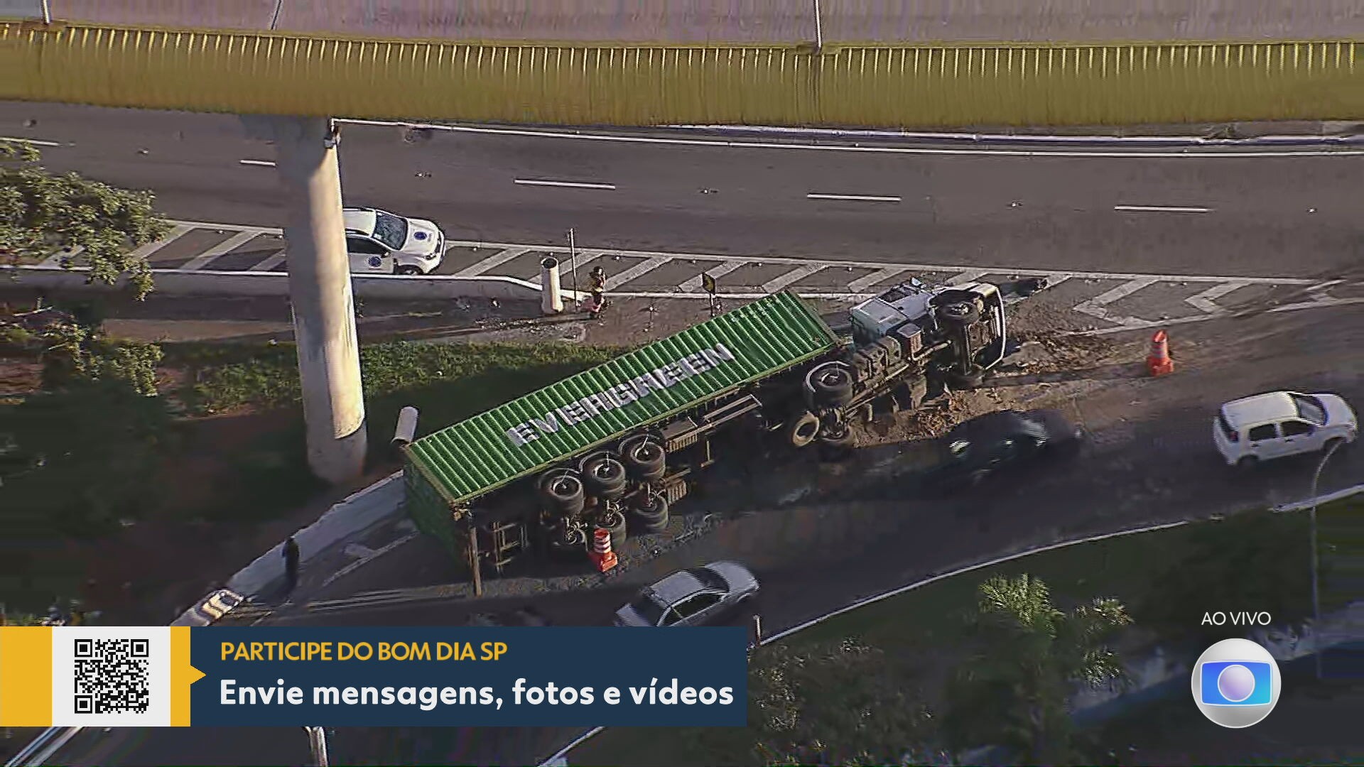 Carreta tomba na alça de acesso da rua das Juntas Provisórias, na Vila Prudente, Zona Leste de SP 