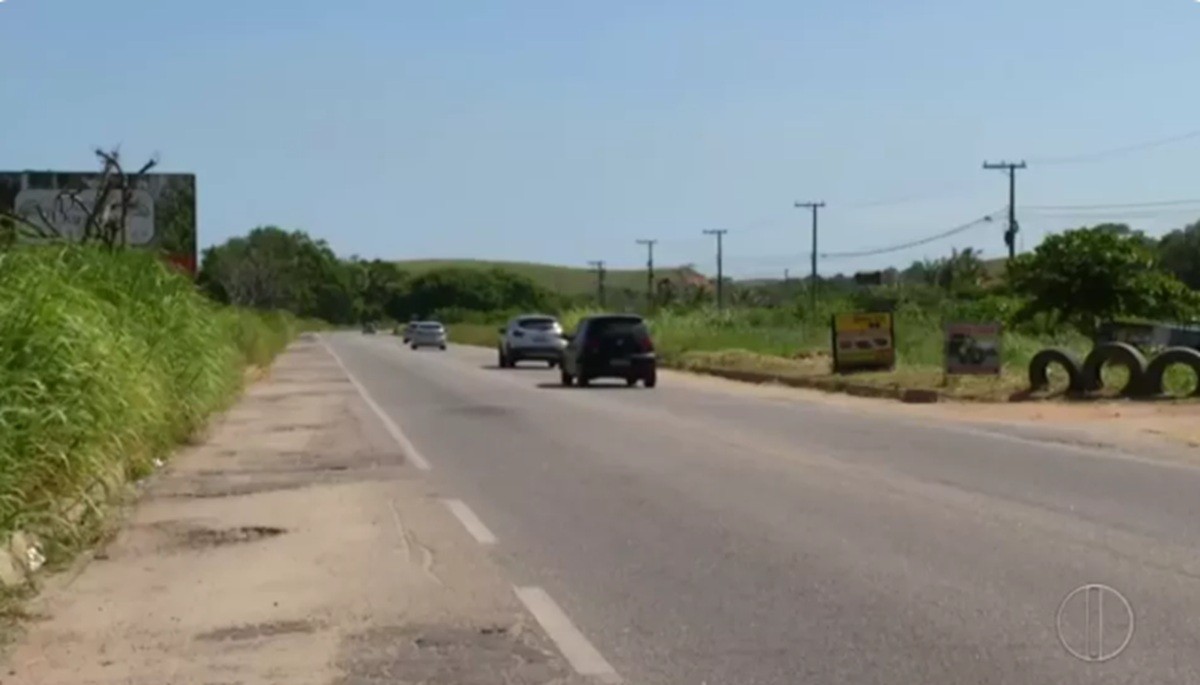 Mulher morre e irmã fica ferida após atropelamento na RJ-106, em Macaé