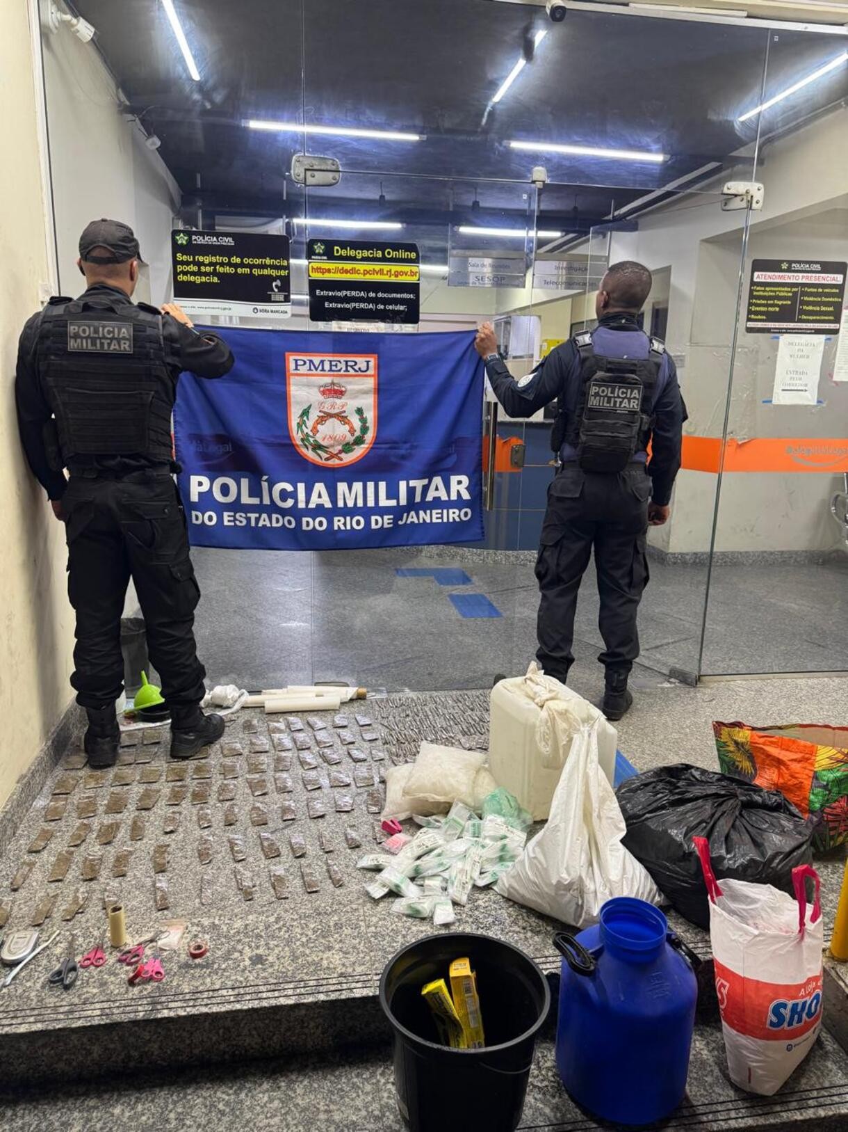 Dupla é presa e grande quantidade de drogas é encontrada em área de mata em Angra dos Reis 