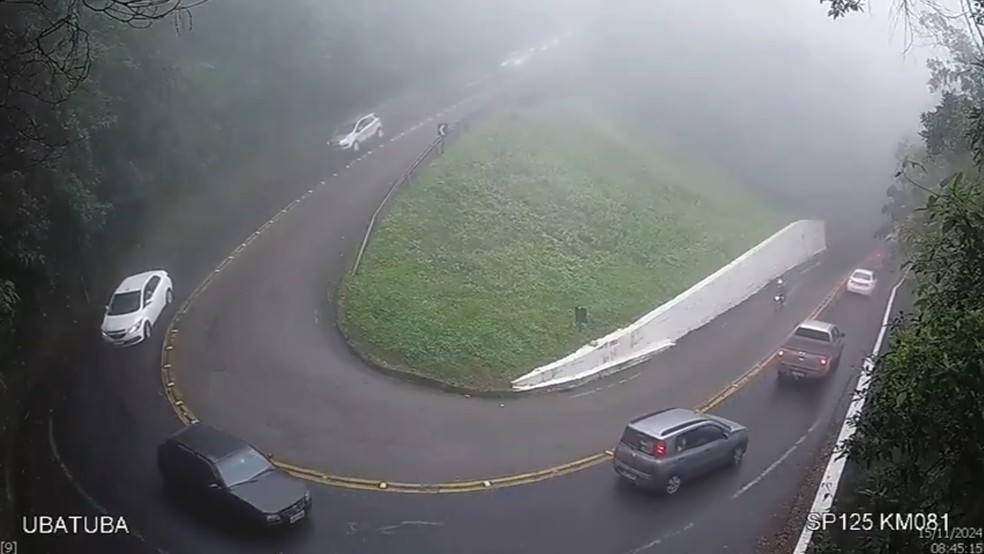 A rodovia Oswaldo Cruz, que liga Taubaté a Ubatuba, conta com pontos de lentidão na Serra — Foto: Reprodução/DER