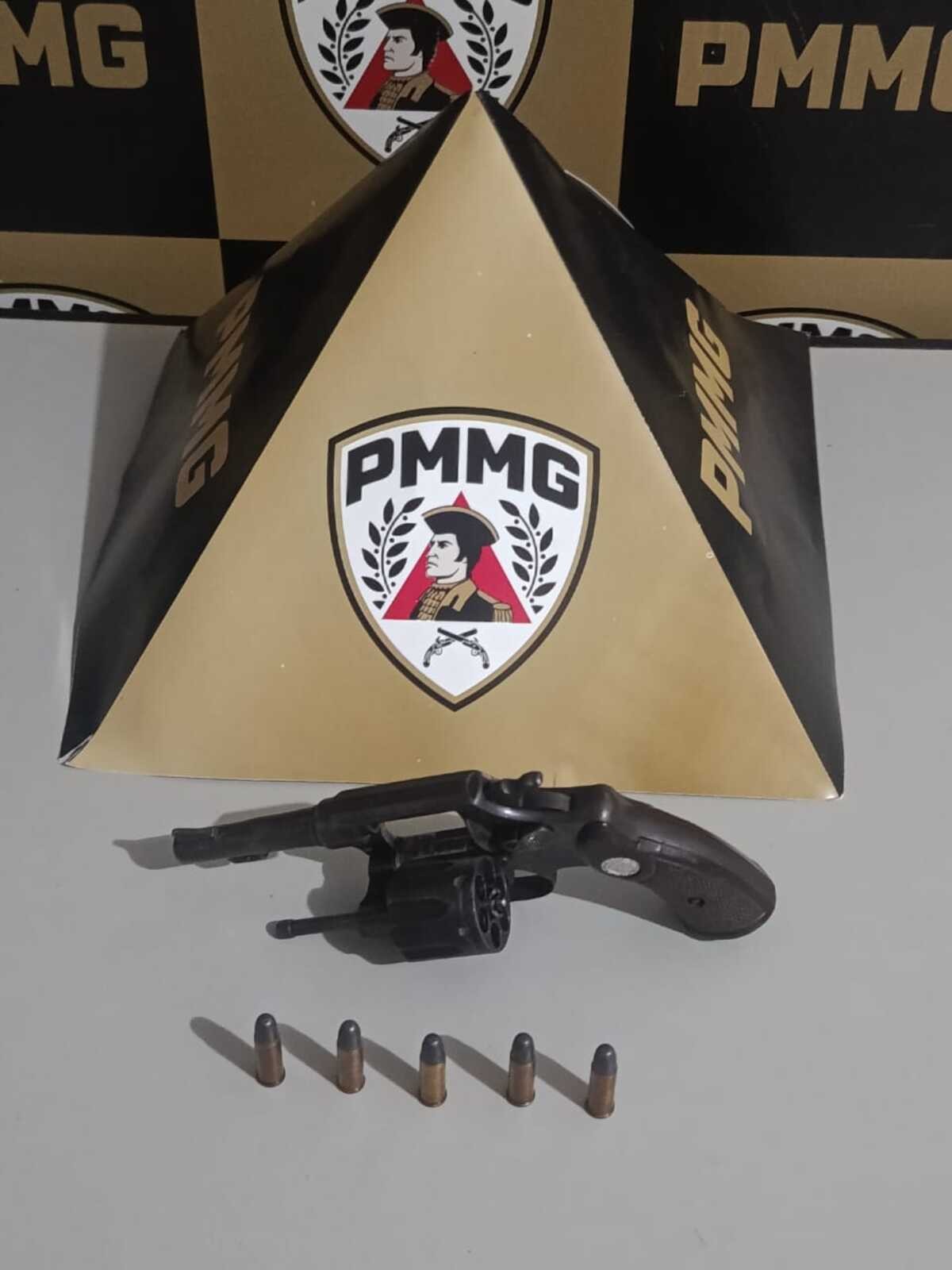 Grávida de cinco meses é agredida pelo marido e levada ao hospital em Corinto; PM apreendeu arma