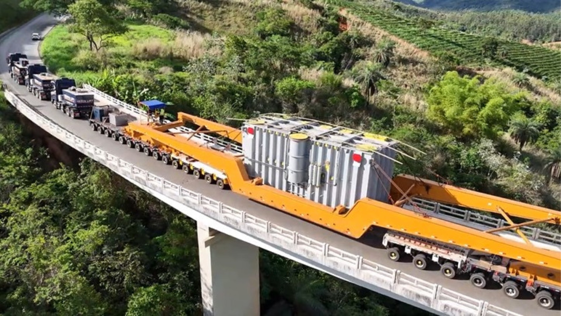 VÍDEO: Comboio com transformador de 520 toneladas passa pelo Centro-Oeste de MG rumo a usina eólica