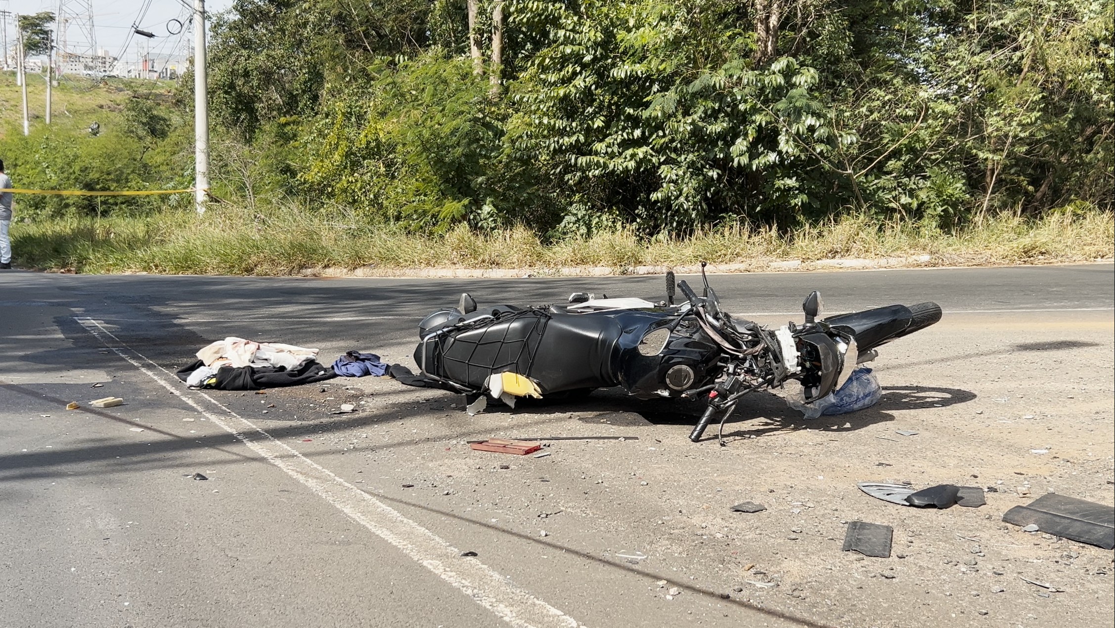Motociclista fica gravemente ferido após ser atingido por caminhão em Americana