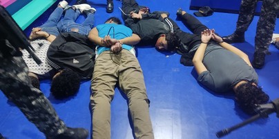 Imagem divulgada pela policia do Equador mostra homens rendidos dentro de estúdio do canal equatoriano TC — Foto: Reprodução/Twitter
