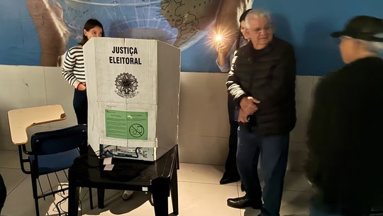 Apagão faz eleitores votarem no escuro em escola do PR; acompanhe