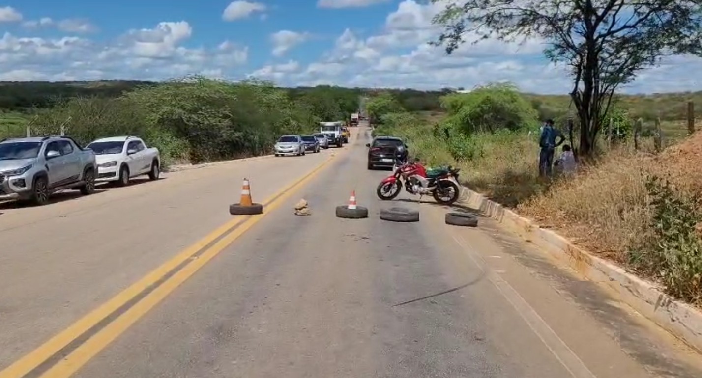 Moradores de Serrita protestam por asfalto na PE-507; DER diz que projeto está em fase final 
