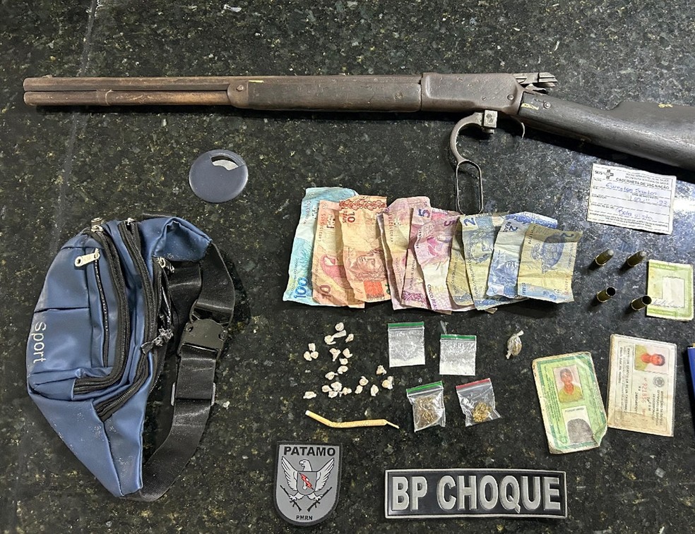 Arma e drogas apreendidas pela polícia durante ocorrência no Planalto, em Natal — Foto: PMRN/Divulgação