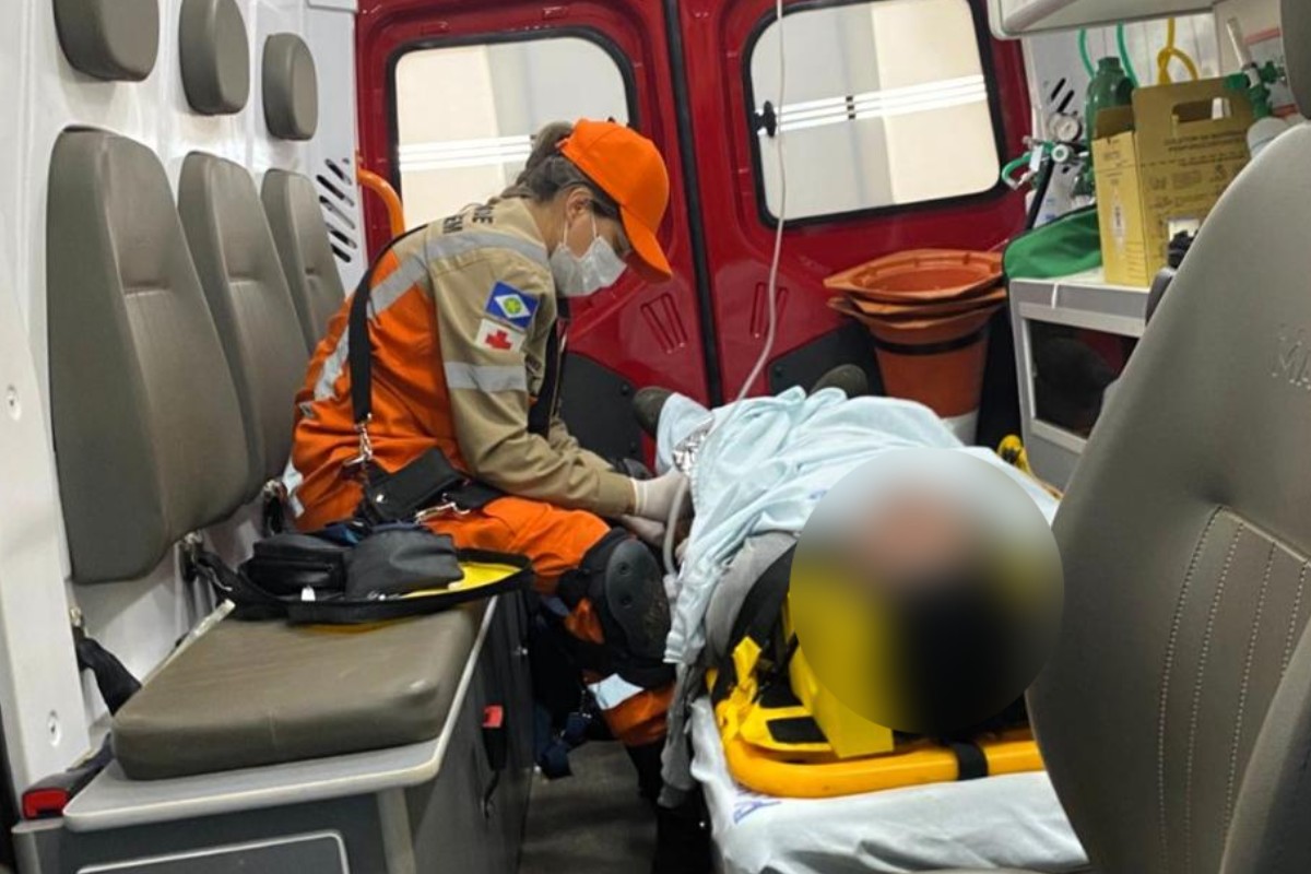 Trabalhador é resgatado após cair de 4 metros de altura em telhado de construção em MT