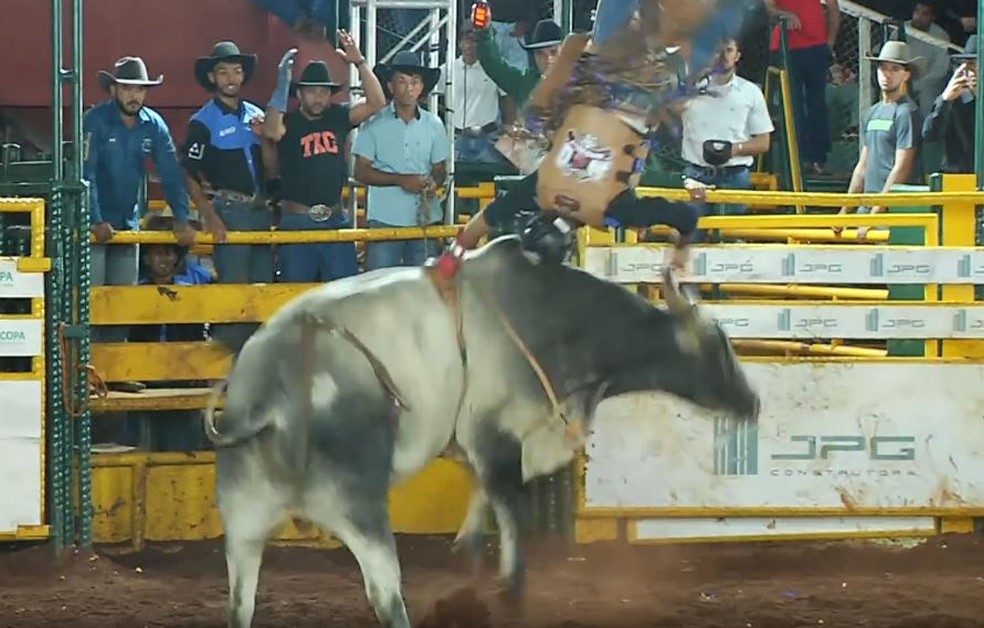 Momento em que o peão foi arremessado pelo touro — Foto: Reprodução/Patos Hoje