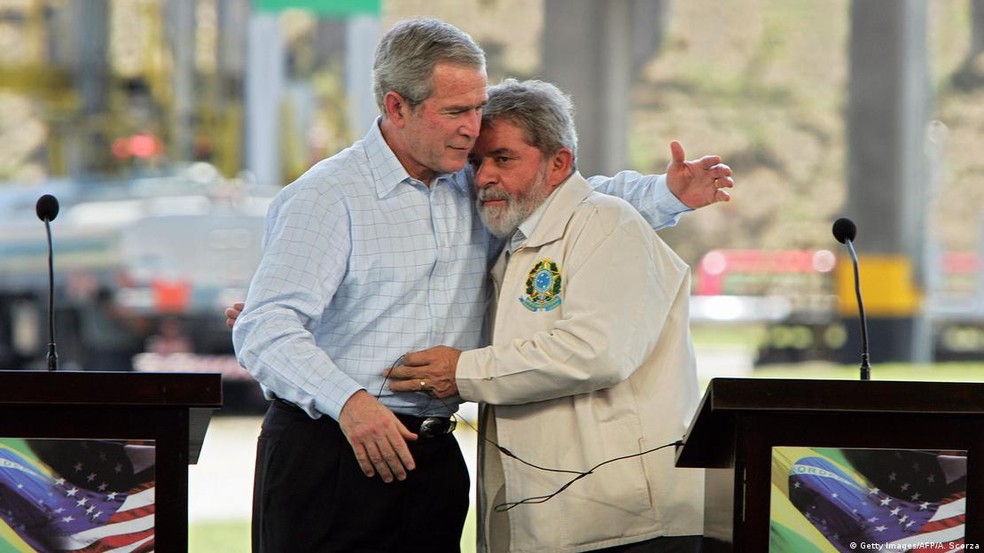 Em 2007, produção de etanol era tratada sob ótica de parceria entre Brasil e EUA — Foto: Getty Images/AFP/A. Scorza via Deutsche Welle