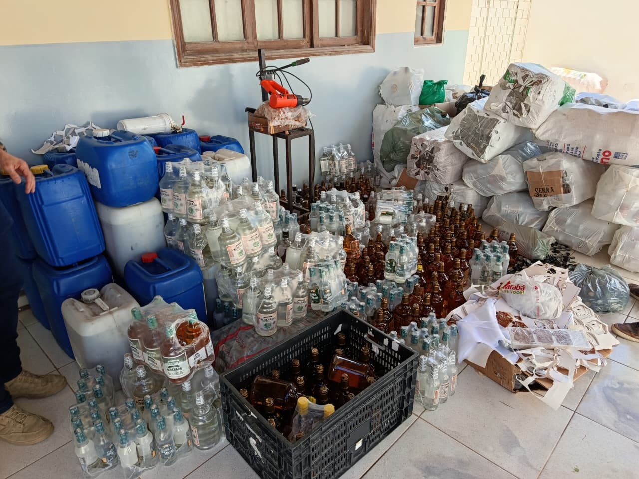 Fábrica clandestina de cachaça é fechada em Serra Branca, na PB