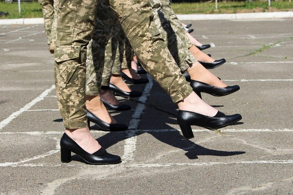 Na Ucrânia, Ministério da Defesa é criticado por forçar mulheres soldados a  marchar de salto alto | Mundo | G1