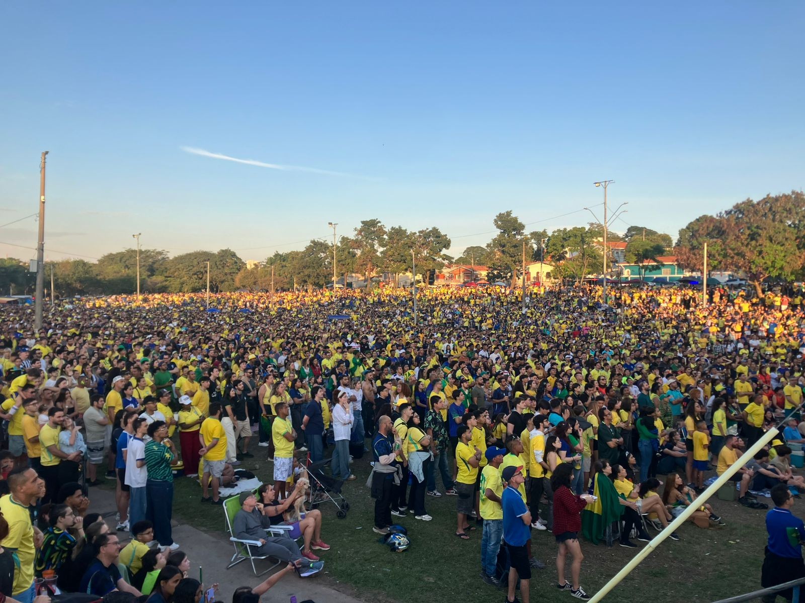 FOTOS: com direito a churrasco, torcedores se reúnem para Brasil x Noruega em telão em Campinas
