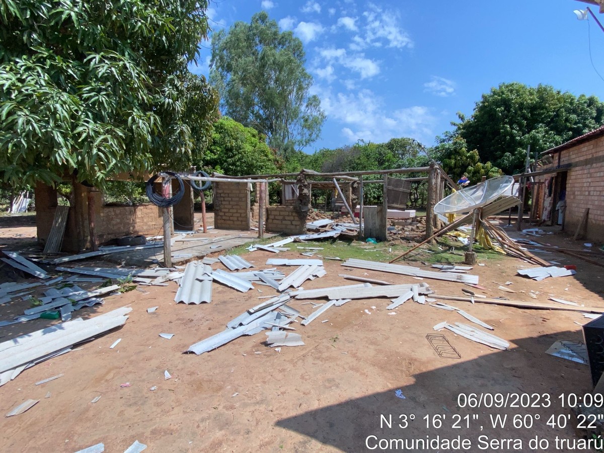 Vendaval destelha casas e derruba muro de quadra de escola em comunidade indígena de Boa Vista 