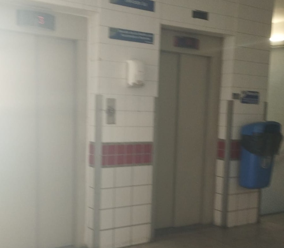 Homem morreu durante manutenção nos elevadores do Hospital da Restauração — Foto: WhatsApp/Reprodução