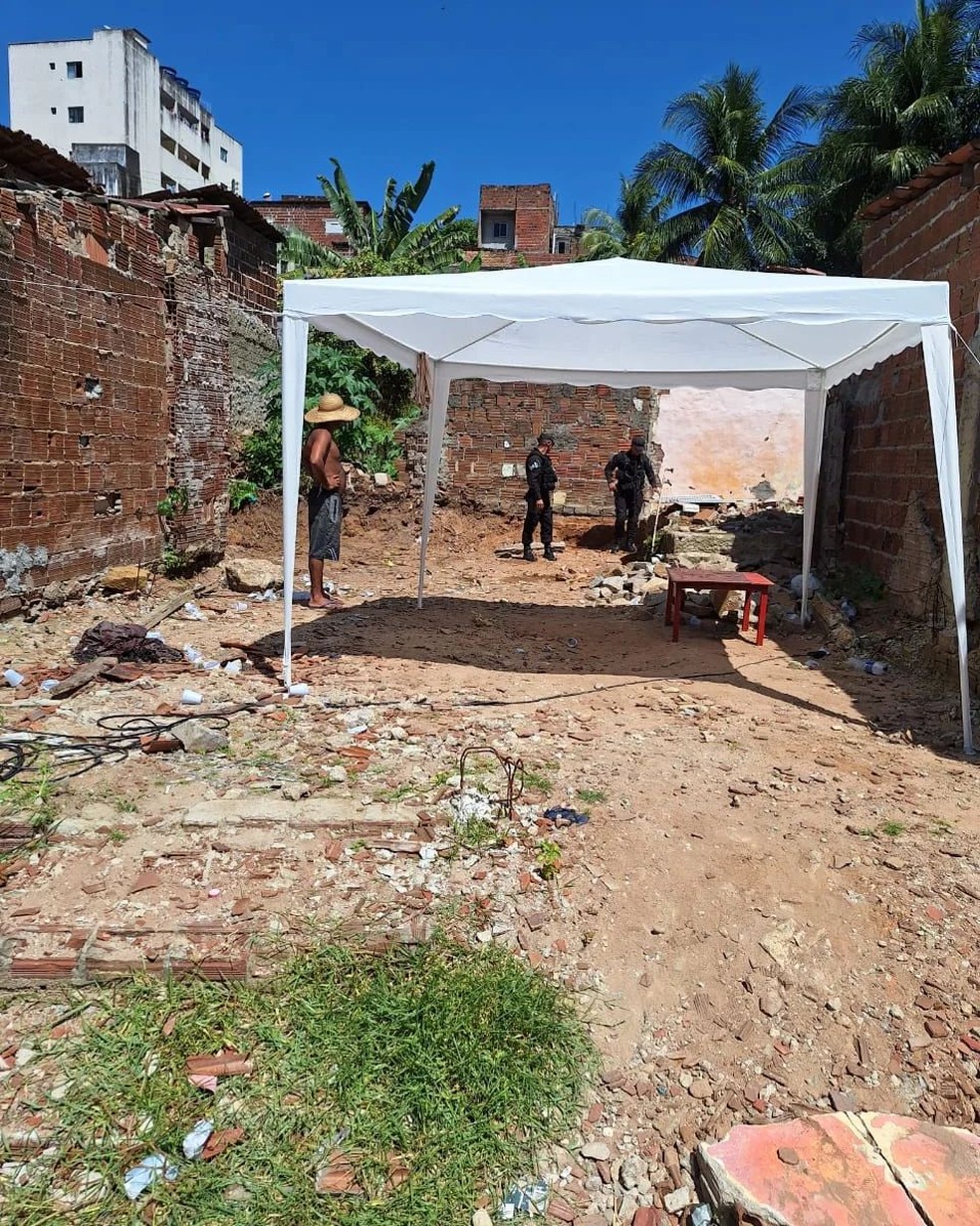 Artefato explosivo é encontrado durante obra em terreno de projeto social na Zona Oeste de Natal — Foto: Reprodução