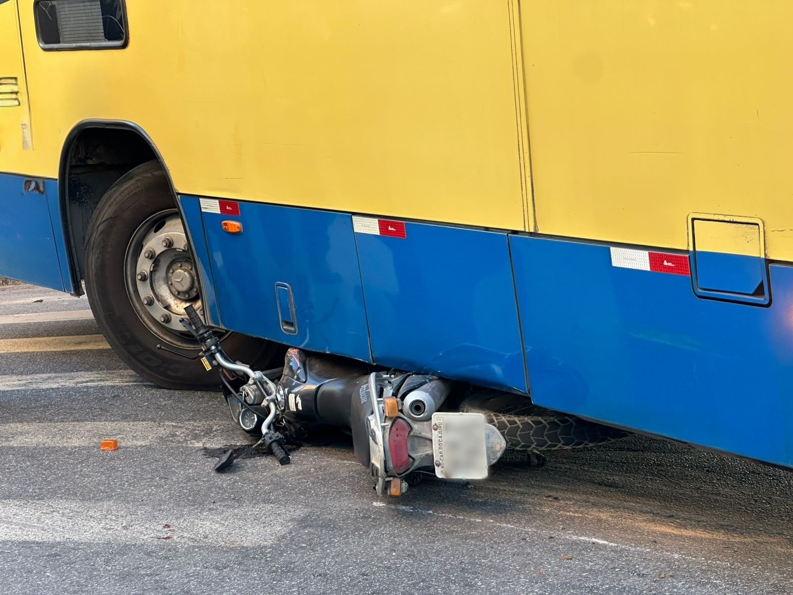 Moto vai parar embaixo de ônibus do transporte coletivo após acidente em Divinópolis