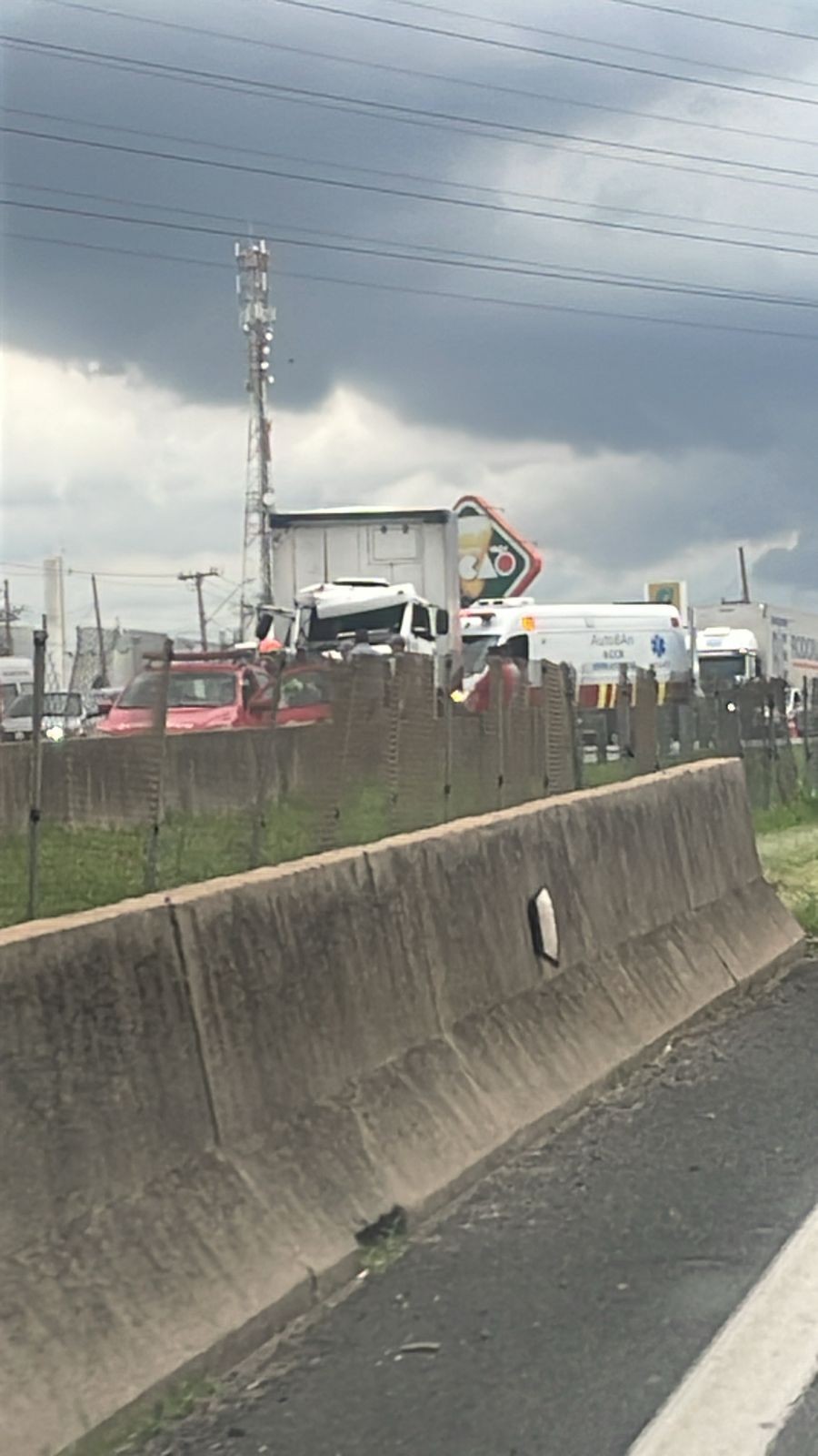 Acidente entre caminhões interdita faixas da Anhanguera em Sumaré e causa congestionamento 