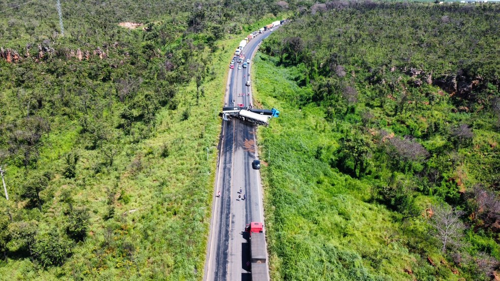 Acidente carretas deixou pista interditada no oeste da Bahia — Foto: Marlon Ferraz/ Blog Braga