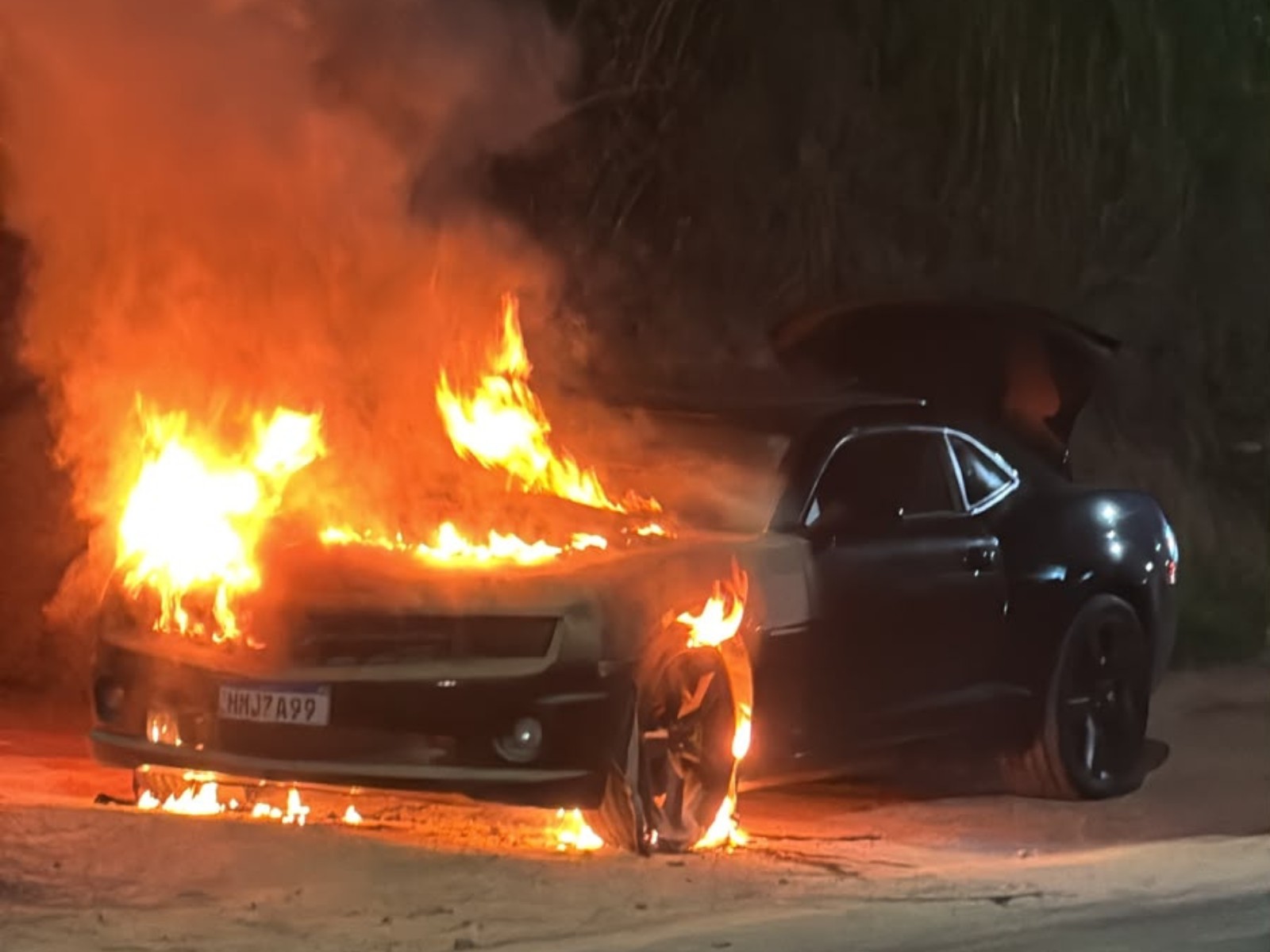 Carro de luxo é destruído por incêndio em avenida de Timóteo