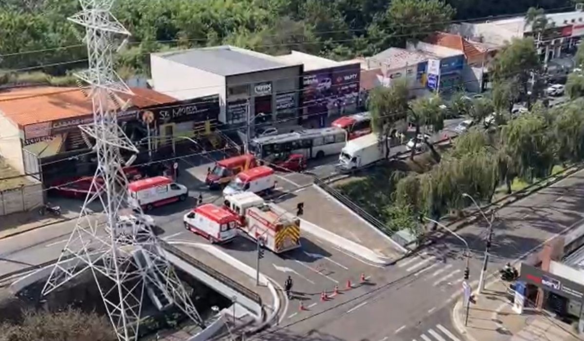 Acidente entre ônibus e carro bloqueia trecho da Av. Orosimbo Maia em Campinas