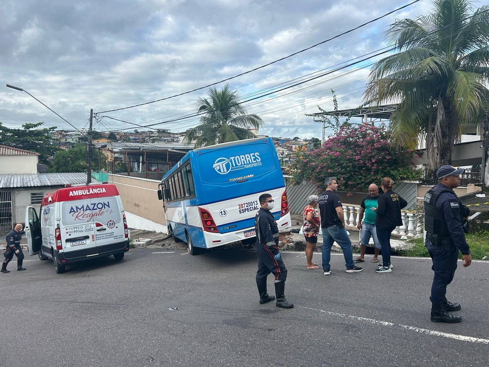 Mulher estava caminhando quando foi atingida pela rua — Foto: Jucélio Paiva/Rede Amazônica