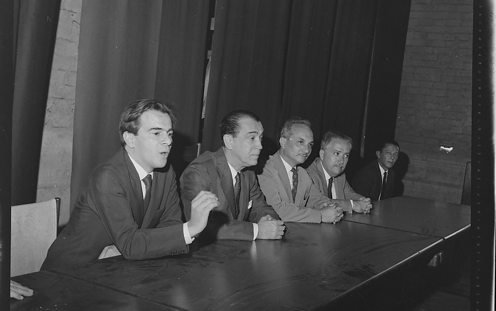 Darcy Ribeiro e o Presidente Juscelino Kubitschek ainda em tratativas sobre a criação da UnB, em 1959. Darcy Ribeiro discursando; Juscelino ao lado. — Foto: Arquivo Nacional