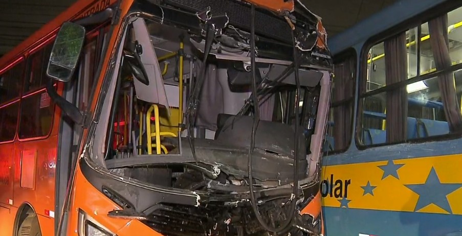 Seis pessoas ficam feridas em acidente entre dois ônibus em Curitiba