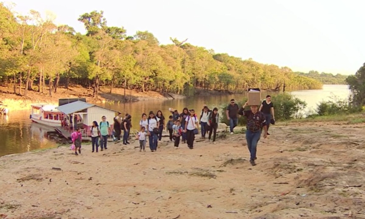 Quase 49 mil alunos estão atrasados na escola no Amazonas; distância e seca dificultam o acesso à educação