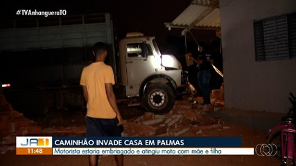 Motorista com sinais de embriaguez perde controle de caminhão e acerta mãe e filha em moto