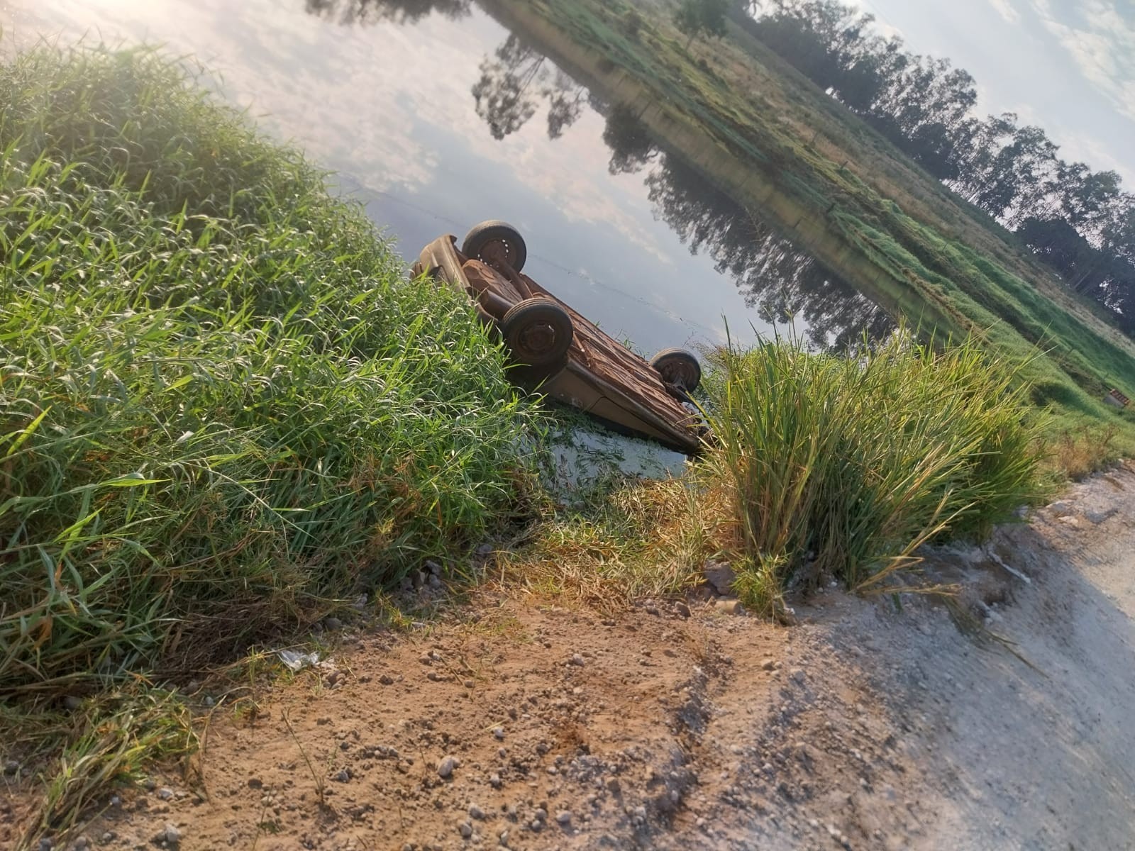 Corpo de homem é encontrado dentro de carro capotado em rio de Guareí