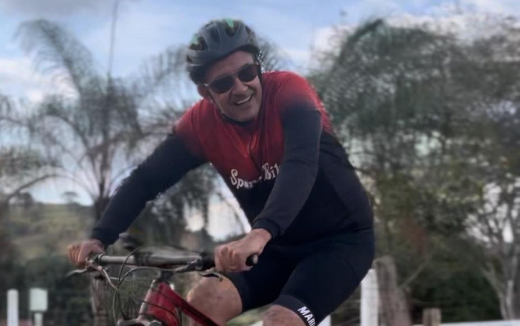 Radialista morre atropelado por carro de luxo, e família denuncia que motorista dormiu ao volante