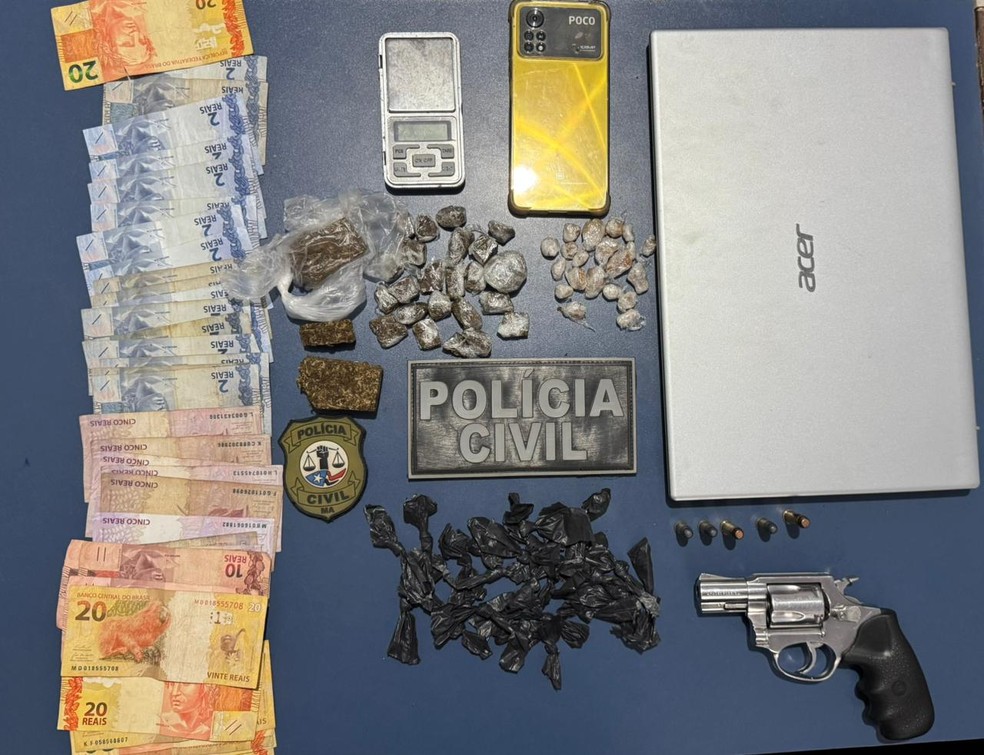 Drogas, munições, dinheiro e equipamentos eletrônicos foram apreendidos na operação — Foto: Divulgação/Polícia Civil