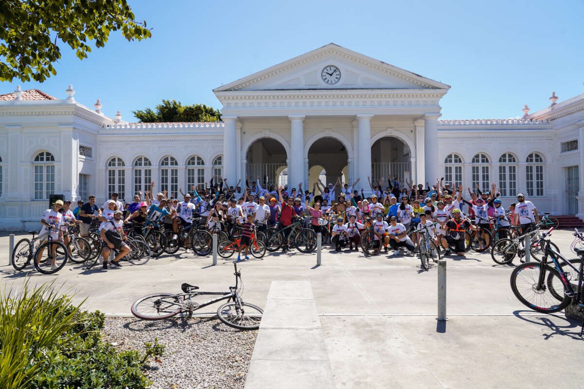 Quatro passeios de bicicleta para explorar a arquitetura histórica, praças e parques de Fortaleza
