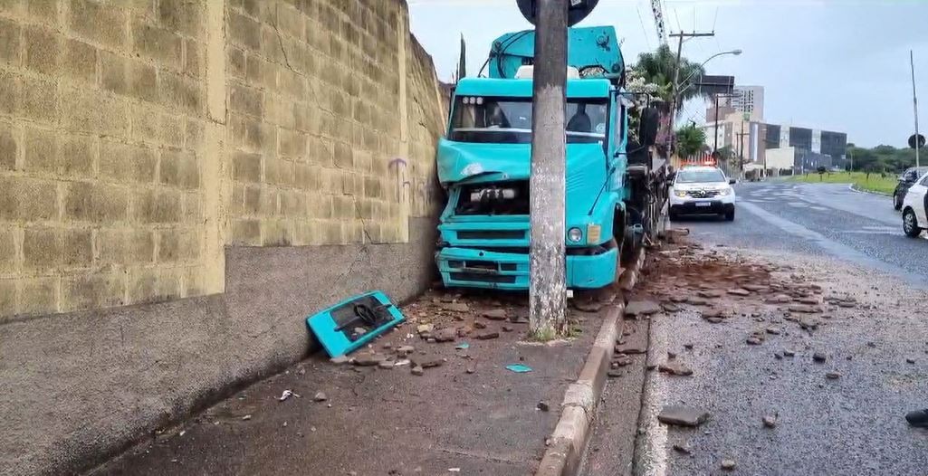 Ladrão furta caminhão, anda 200 metros e bate em muro de curtume em Franca, SP