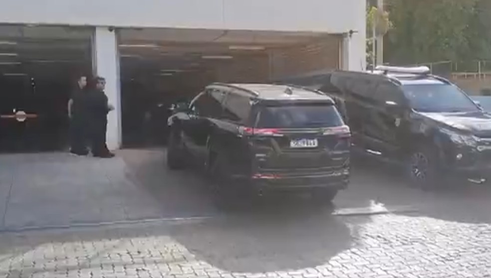 Carros chegam na PF para depoimento de Bolsonaro — Foto: Reprodução