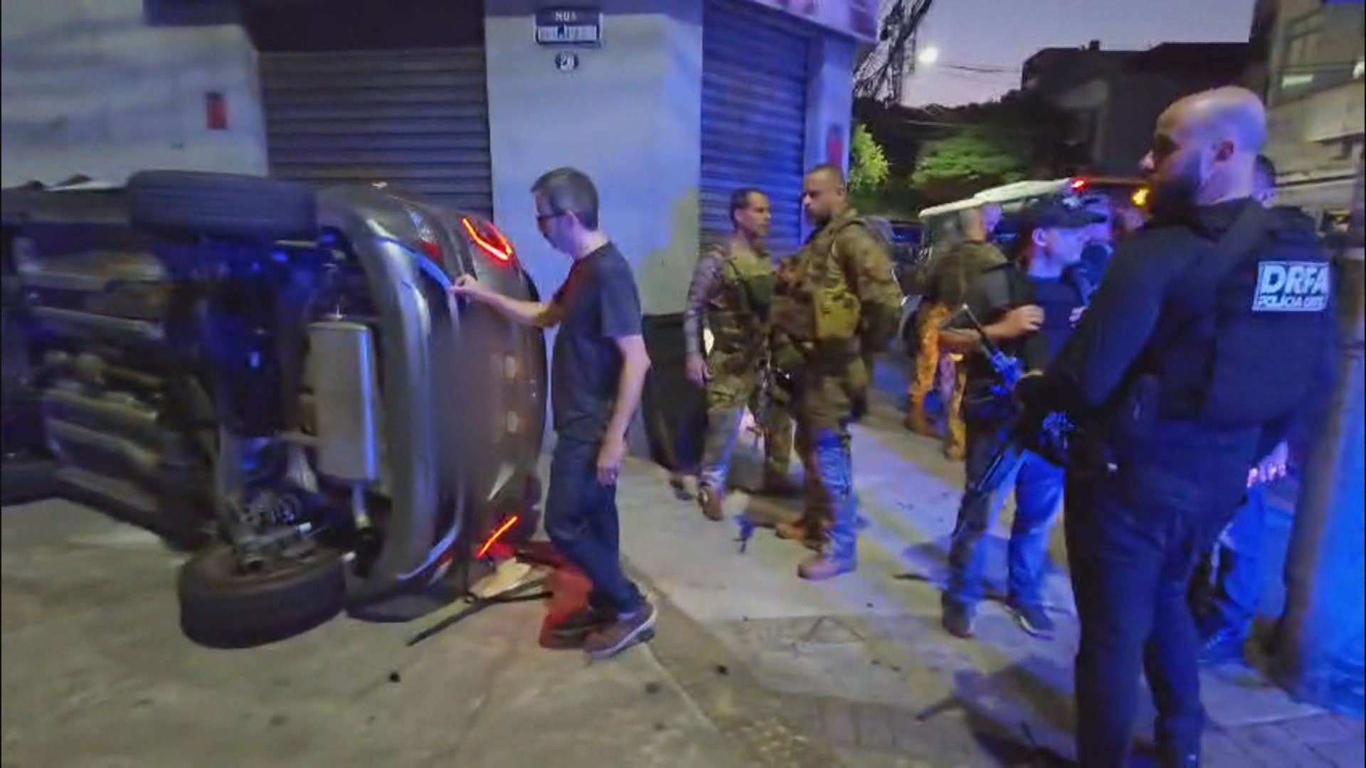 Perseguição termina com carro capotado; suspeito tenta pegar arma de policial e agente fratura a mão 