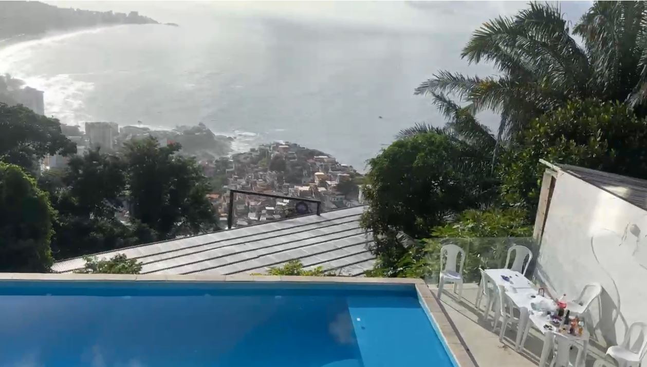 Piscina de borda infinita e vista para o mar: veja o casarão de onde fugiu alvo de ação no Vidigal