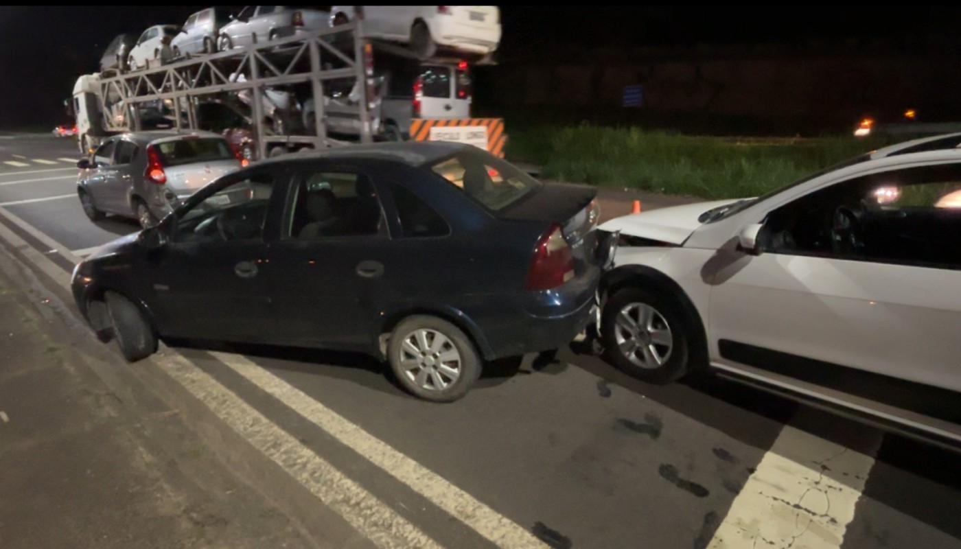Engavetamento entre sete carros bloqueia parte da Rodovia Geraldo de Barros em Piracicaba; veja
