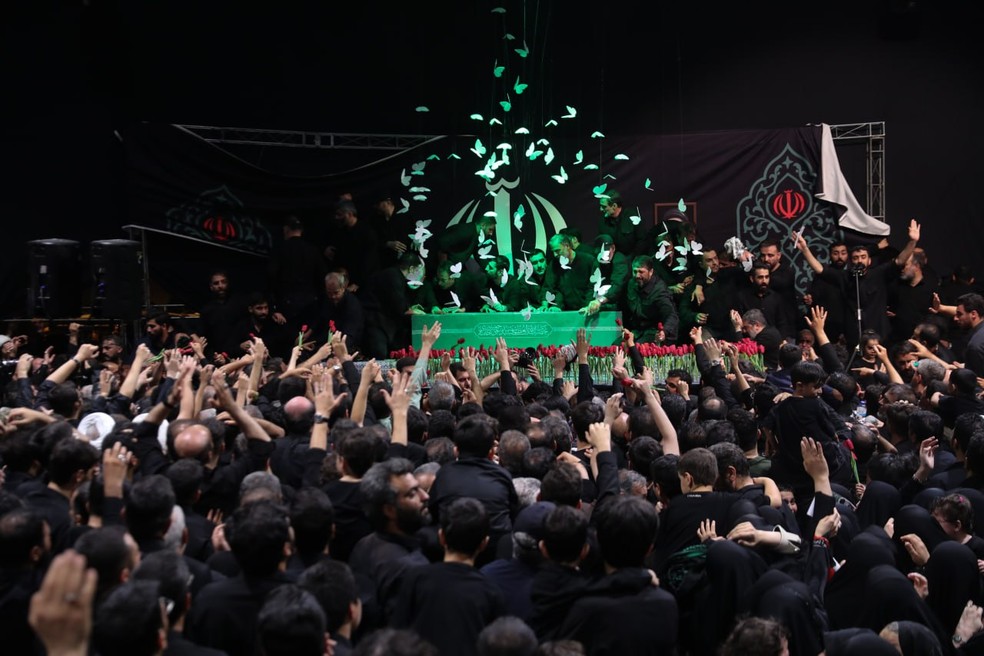 Caixão de Ali Khamenei em cerimônia fúnebre no Irã, em 2 de julho de 2026 — Foto: Mehr News