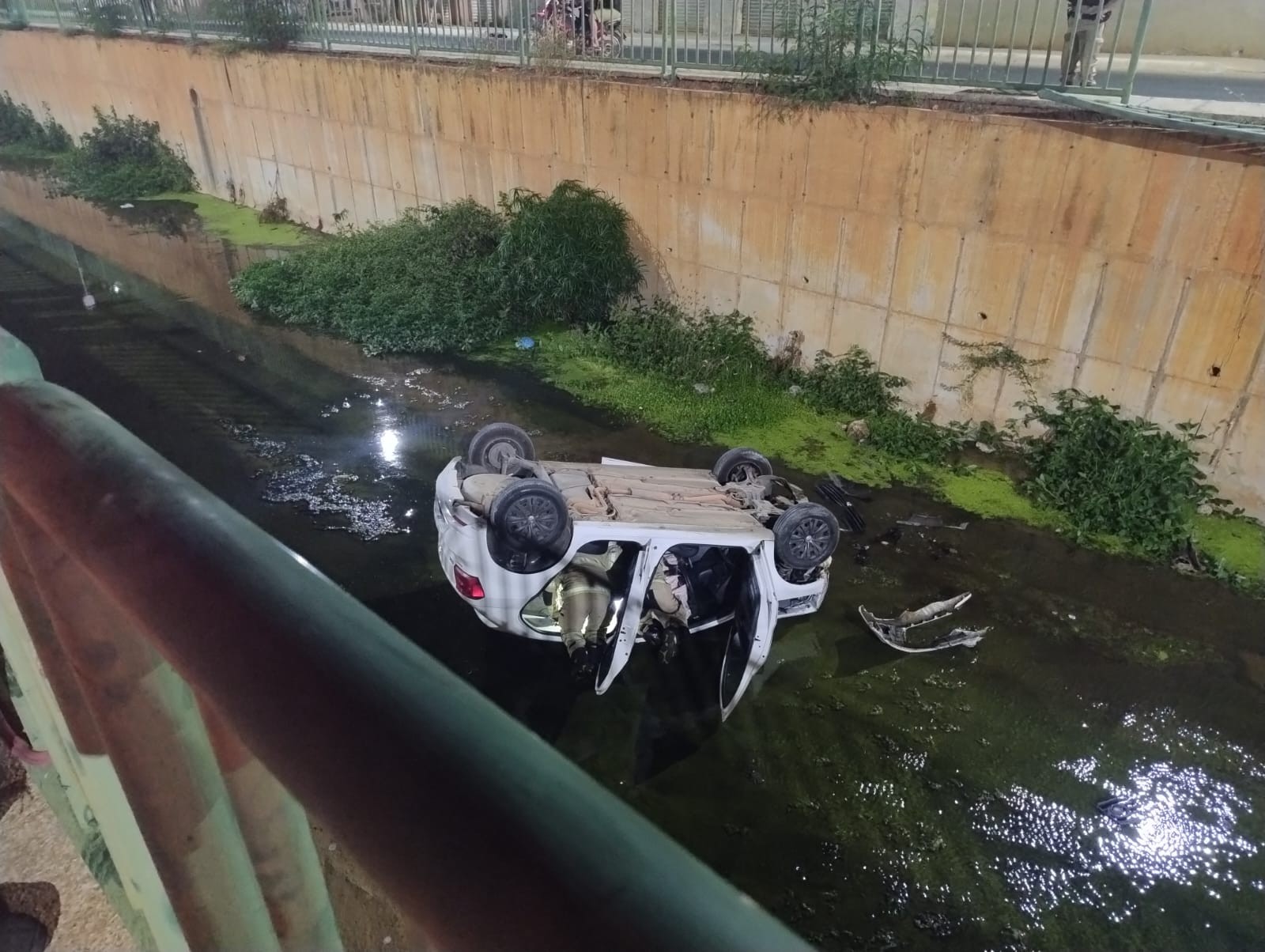 Carro capota em avenida e cai dentro de córrego em Montes Claros