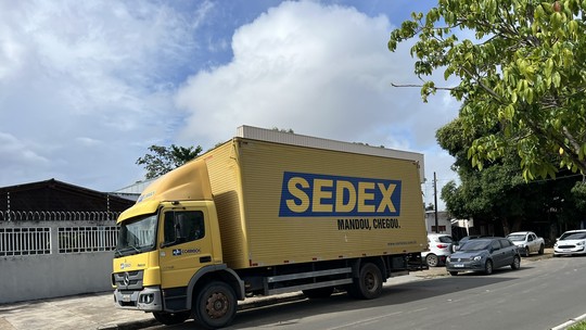 É #FAKE que Correios enviam mensagem com link para pagar taxa e liberar pacote; trata-se de golpe - Os Correios não enviam mensagens por e-mail, SMS ou Whatsapp sobre objetos bloqueados ou pagamento de taxas. Mensagem induz a clicar em sites que exigem dados pessoais e dinheiro.