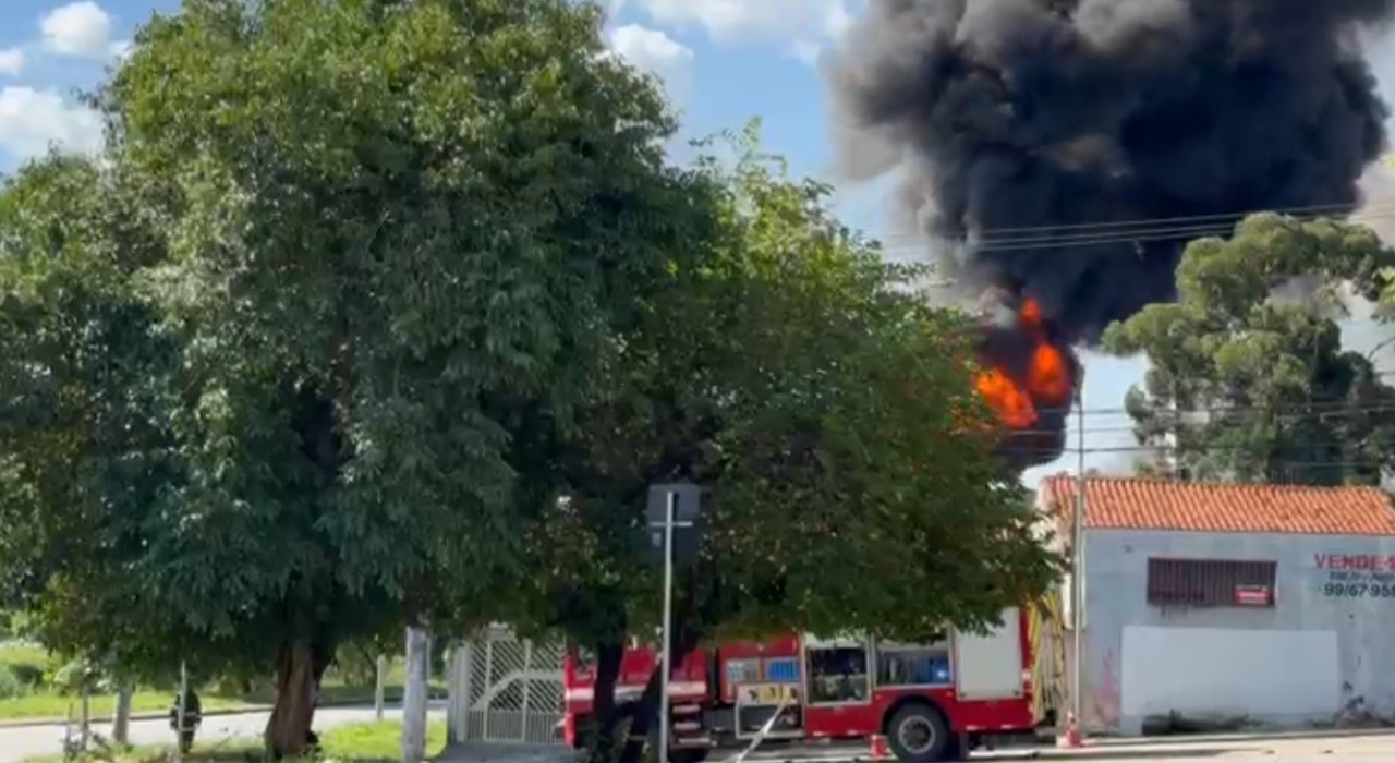 'Pensei na vida de todos': motorista de caminhão-tanque que pegou fogo detalha ação para conter vazamento