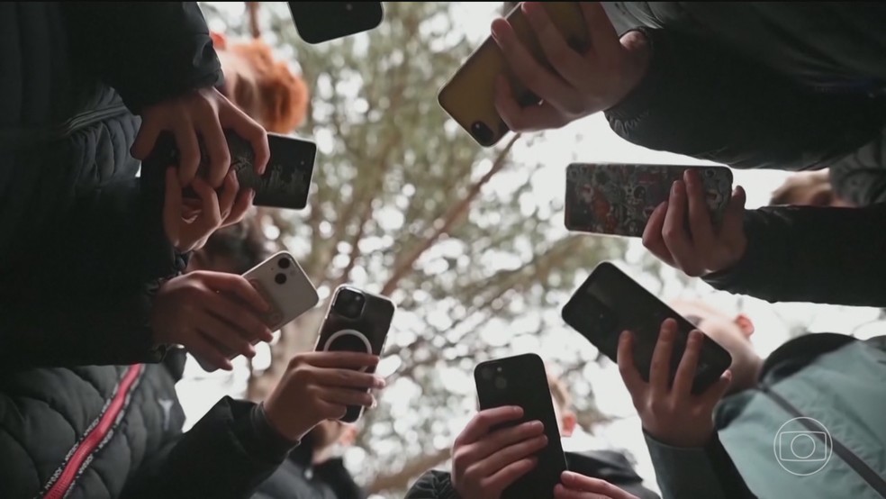 Europa quer proibir uso de plataformas digitais por menores de 13 anos — Foto: Jornal Nacional/ Reprodução