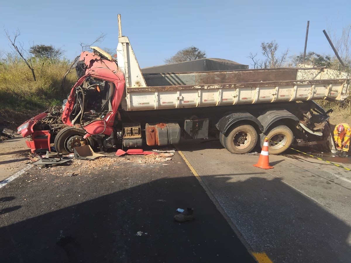 Caminhões ficam destruídos e dois motoristas se ferem gravemente após batida na BR-262