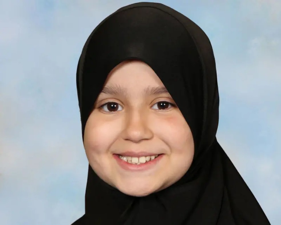 Sara começou a usar hijab para ir à escola em 2022 — Foto: Divulgação/Polícia de Surrey