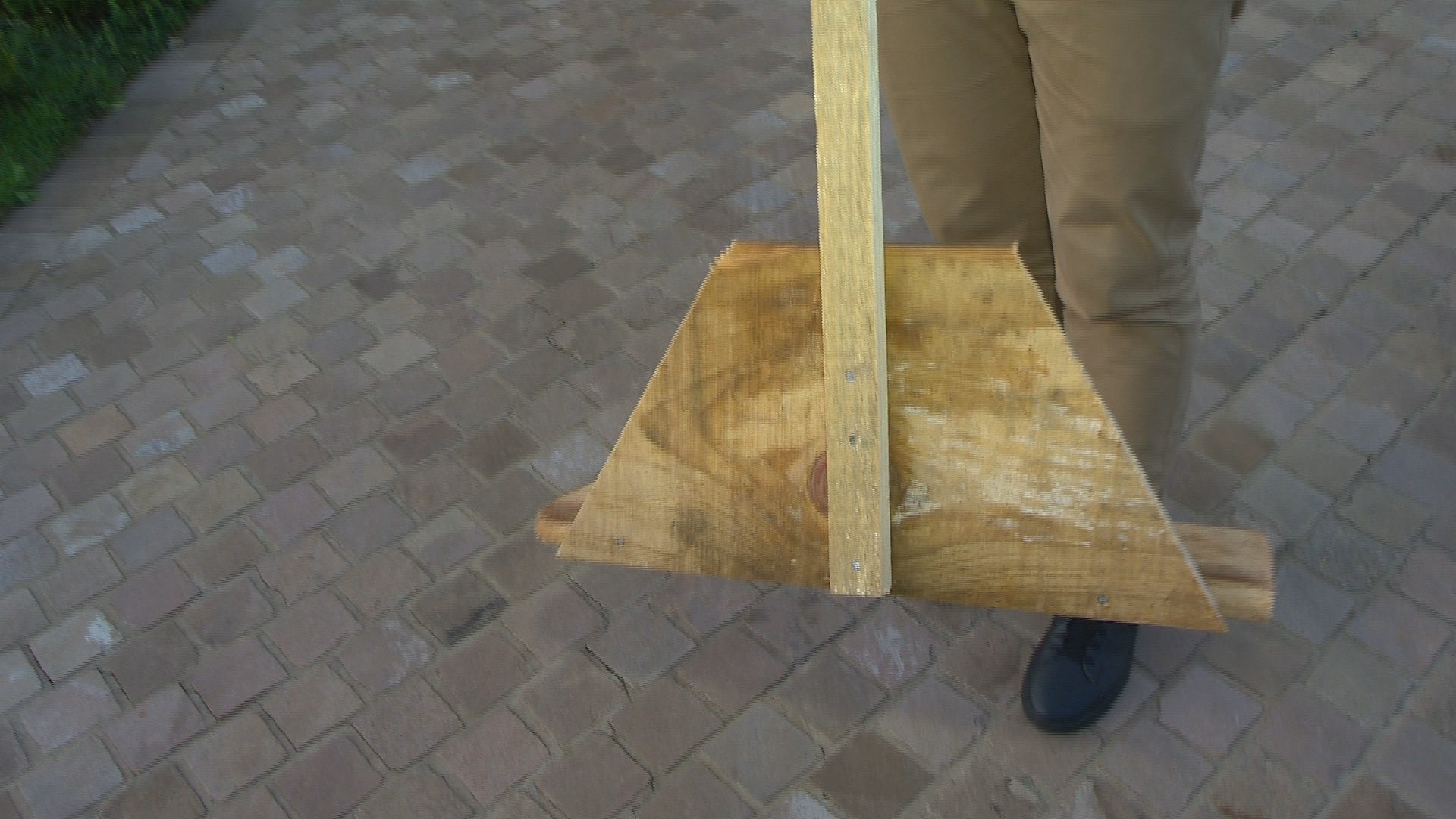 Voluntários fabricam rodos de madeira para ajudar na limpeza das casas atingidas pelas enchentes no RS