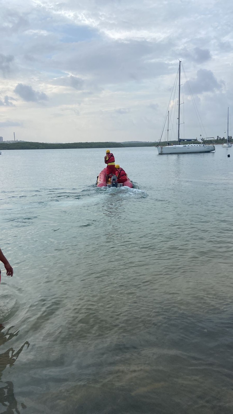 Turista foi resgatado pelo Corpo de Bombeiros — Foto: Divulgação