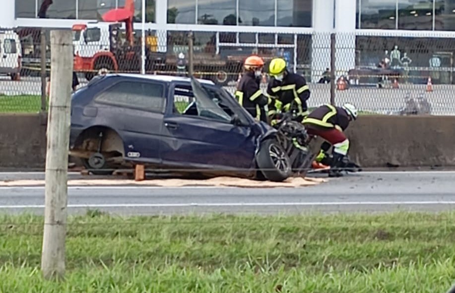 Acidente entre caminhões e carro deixa morto e ferido na Via Dutra, em Resende