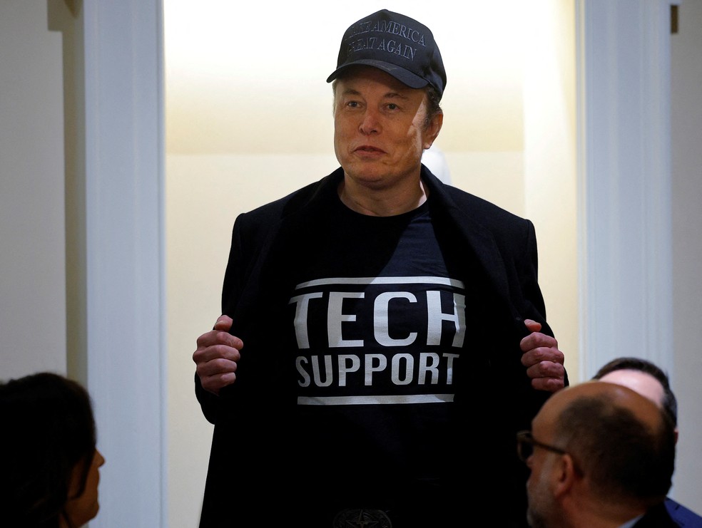 Elon Musk, dono do X, da SpaceX e da Tesla, em reunião na Casa Branca, em 26 de fevereiro de 2025 — Foto: Reuters/Bryan Snyder